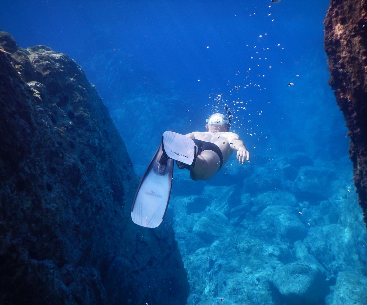 How long can the average person hold their breath for?